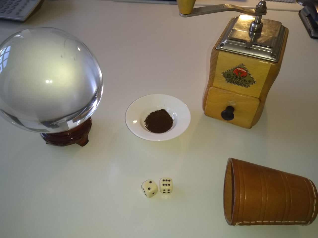 Glaskugel und Kaffeesatz